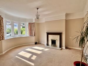 LIVING ROOM- click for photo gallery